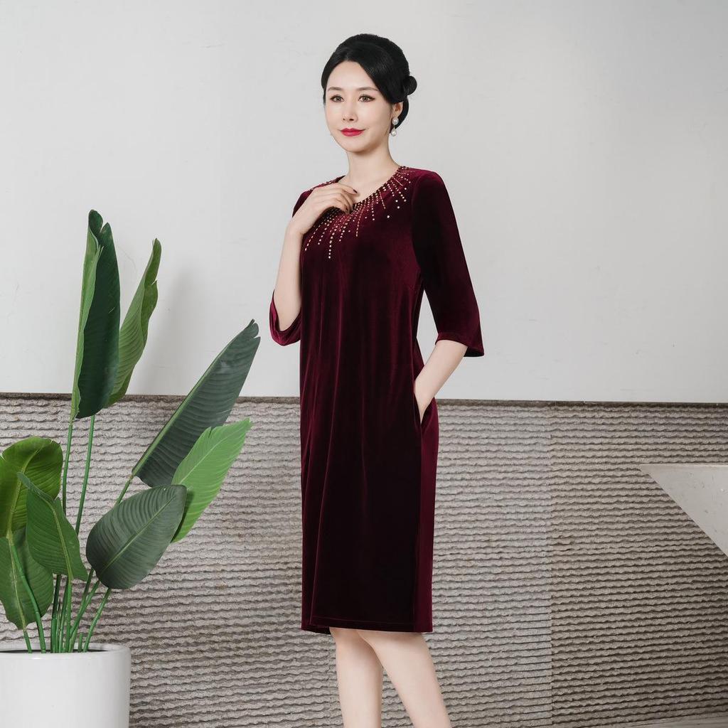 Qipao de terciopelo: Elegante vestido de otoño para un look juvenil y sofisticado.