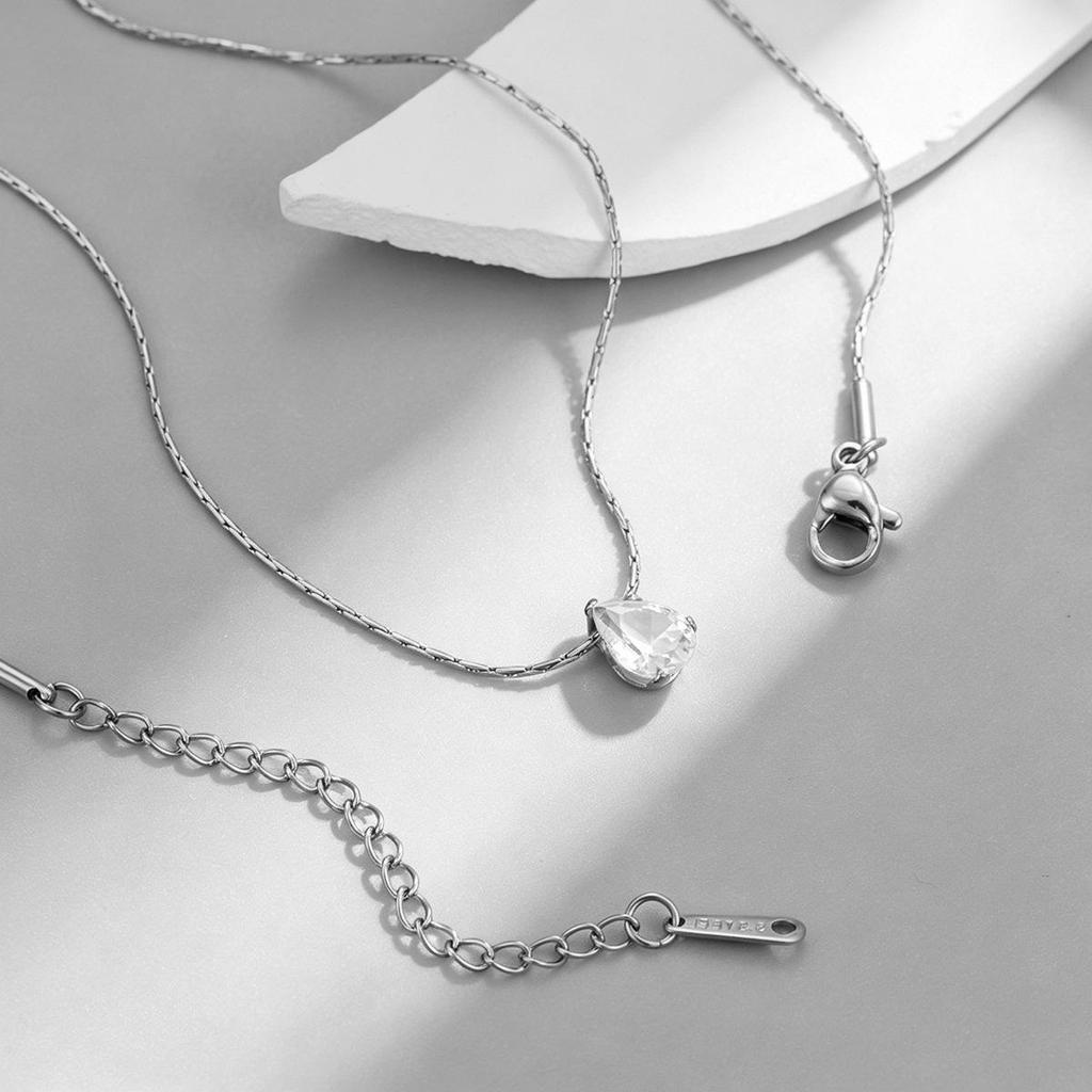 18K Gold Six-Prong Diamond Pendant Necklace - Elegant Summer Clavicle Chain for Women