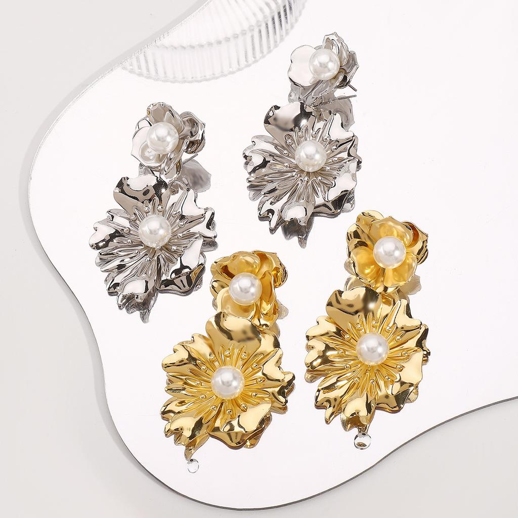 Women European American Fashion Pearl 3D Flower Earrings Retro Luxury Temperament Stud Earrings For Women