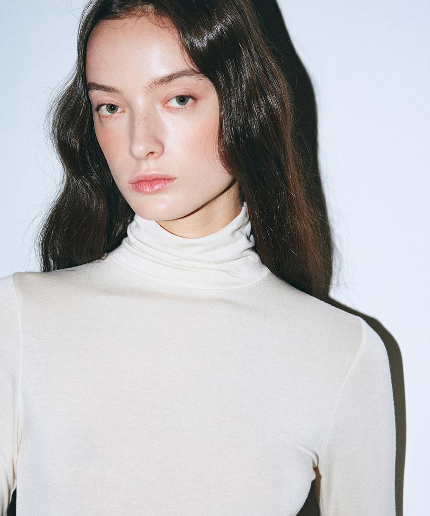 Nigaennikol [Essential] Minimal Span Turtleneck_Cream