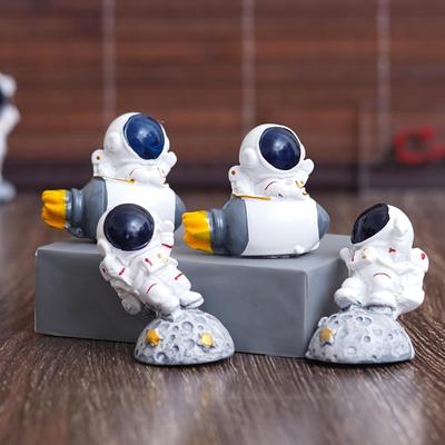 Nowy Zestaw 4 Statuetek Astronautów Figurki Kosmonautów Dekoracyjne Ozdoby (Polyresin) do wystroju wnętrz