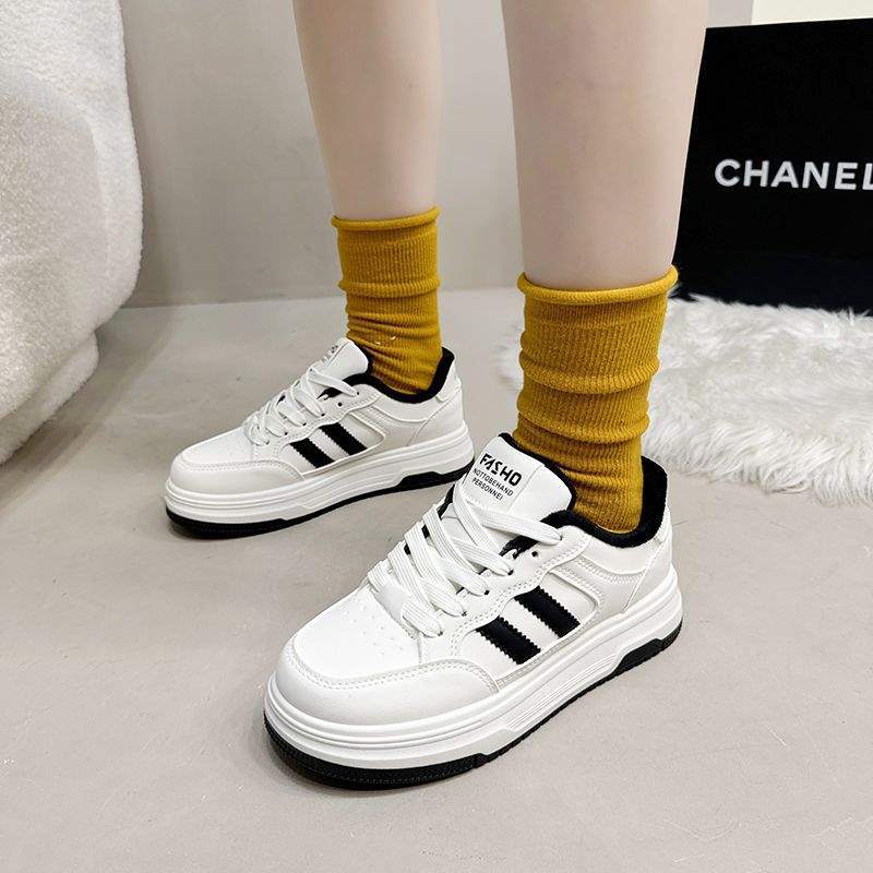 2025 New Little White Shoes Autumn and Winter Korean Version Thick-soled Versatile Sports Muffin Velvet Casual Student Board Shoes