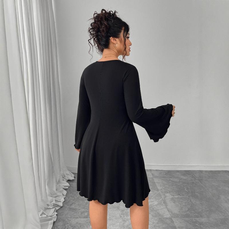 This Is A Sexy V-neck Lace-up Dress That Makes Women Look Slimmer and Covers Their Bellies