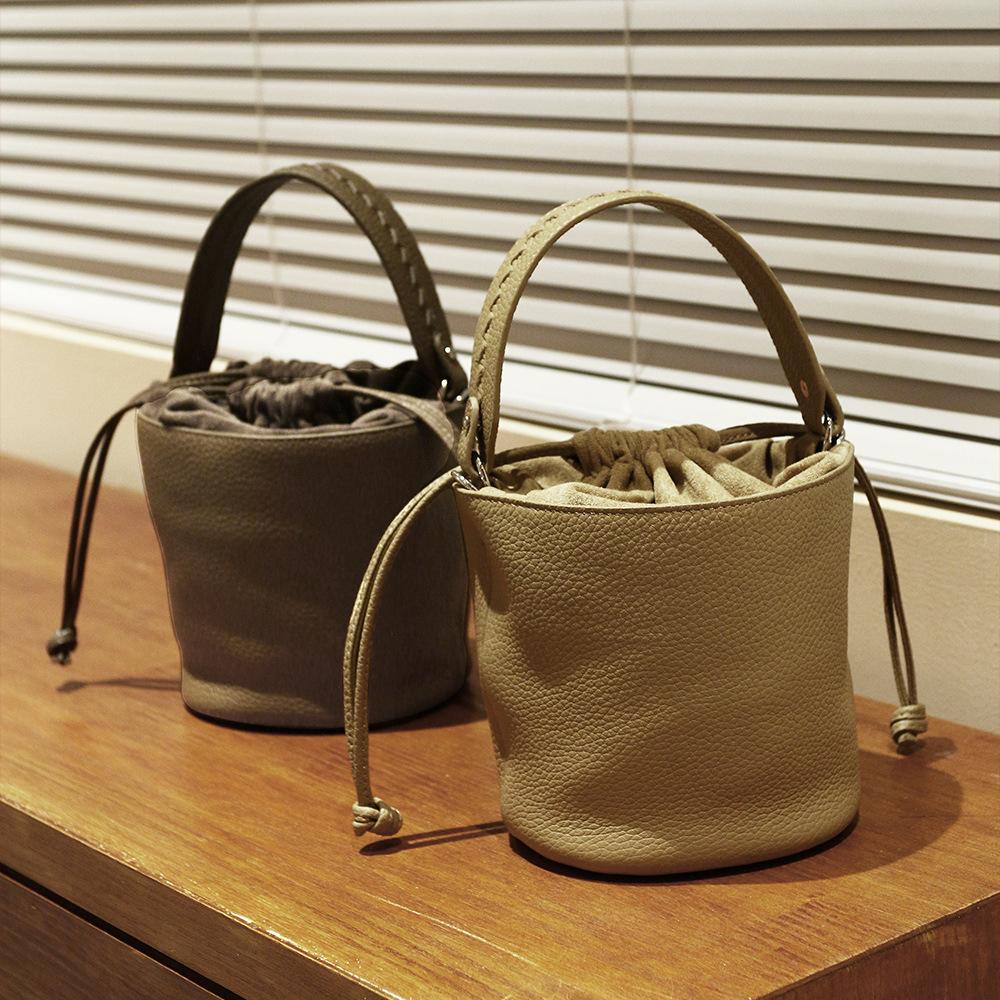 Neue Bucket Bag aus Rindsleder mit Top-Layer-Struktur im minimalistischen Stil und mit strukturierter Handtasche, vielseitig einsetzbar für den Weg zur Arbeit, Umhängetasche mit einer Schulter
