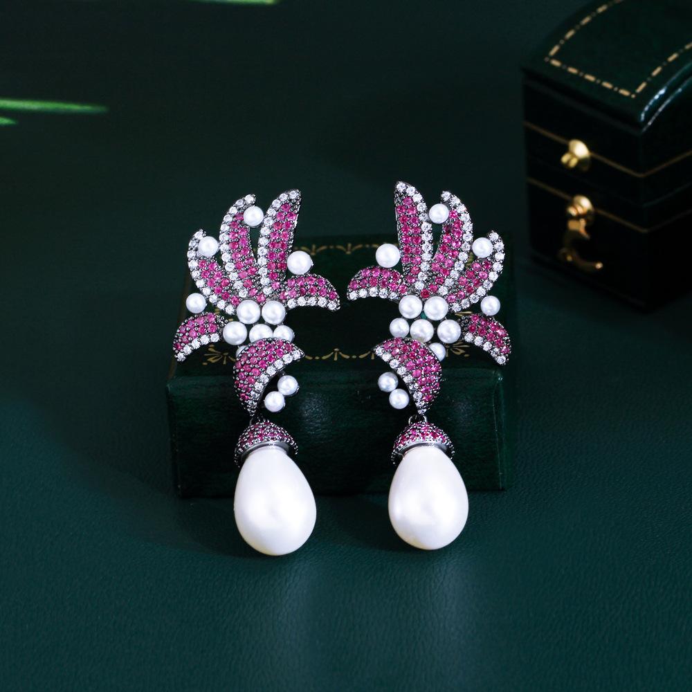 French Retro Elegant Pearl Leaf Court Style Earrings Slightly Inlaid Zircon Fringed Flower Premium Earrings