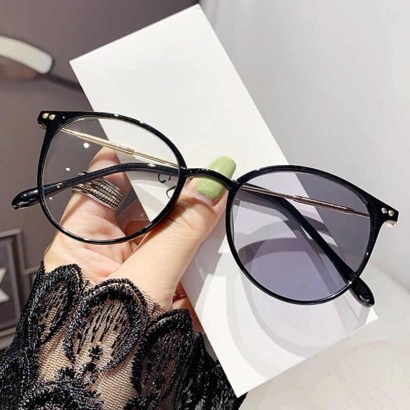 Photochromic Anti-radiation Glasses for Women Man Anti Blue Light  Fashionable Oval Frame Color Changing Glasses