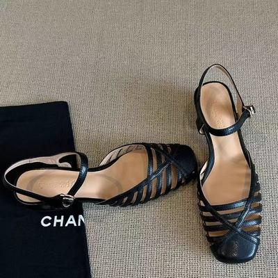 Damen-Sandalen mit mittlerem Absatz mit einer Kombination aus rutschfesten dicken und dünnen Riemen und einer ausgehöhlten Schnalle an der Rückseite
