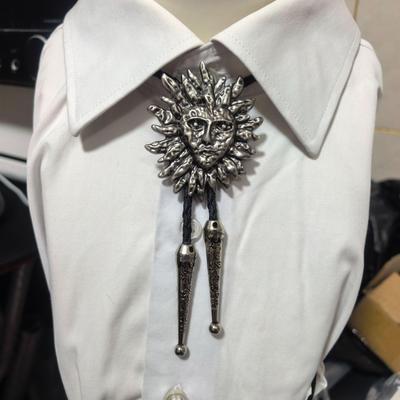 Pendentif Tête d'Aigle Tournesol Cravate Bolo avec Collier Tressé en Cuir