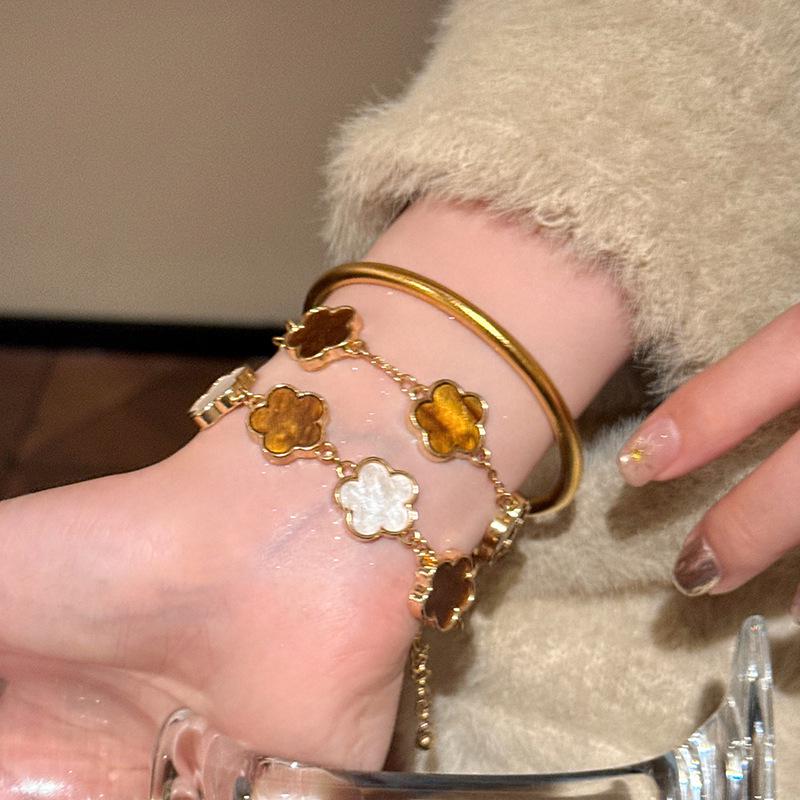 Minimalist Flower Pendant Bracelet: Stylish, Luxurious, and Versatile Bangle Design