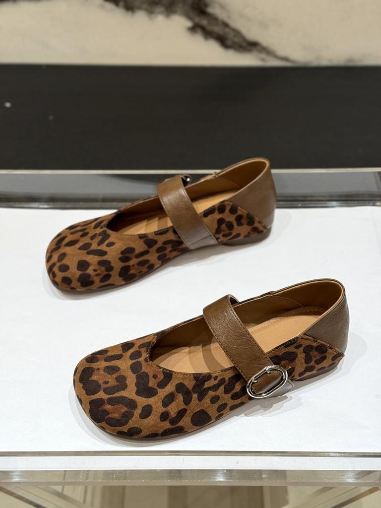 Korean Version of Round Head Suede One-word Strap Single Shoes Women's 2025 New Autumn Versatile Retro Fashionable Mary Jane Small Leather Shoes