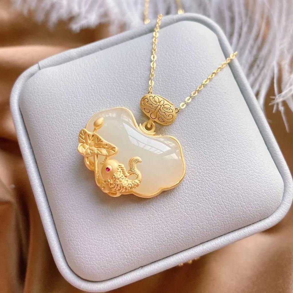 Neue Original Eingelegte Natürliche Hetian Chalcedon Karpfen Lotus Chinesischen Stil Retro Temperament Anhänger Halskette Frauen Zubehör