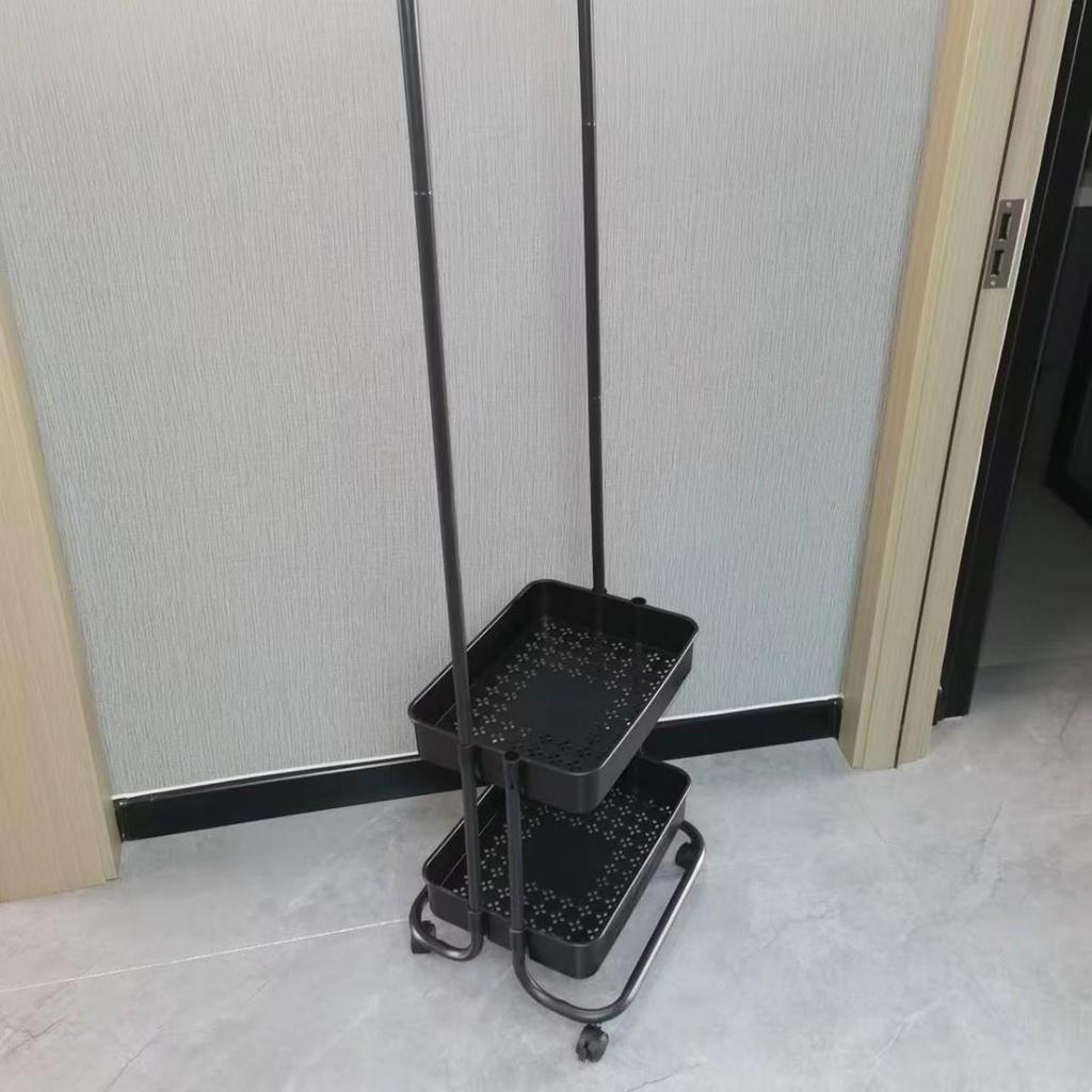 Stand-Kleiderständer auf Rollen für Schlafzimmer oder Wohnung - Kompakte Aufbewahrung für Mäntel und Übernachtungsgarderobe.