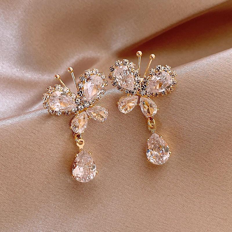 

Серьги-гвоздики с кристаллами-бабочками: Тренд 2025, Элегантная роскошь, Дизайн с полным бриллиантом