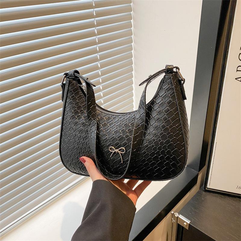 

Underarm small bag women s spring and summer new fashion versatile shoulder messenger bag niche design crescent bag чорний