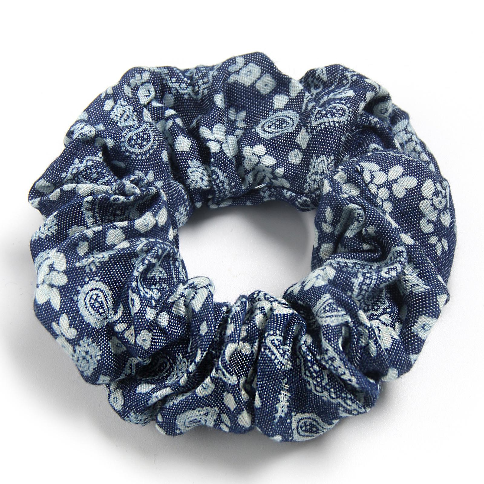 

Бархатные резинки с джинсовым принтом: Светлые и темные модные аксессуары для волос