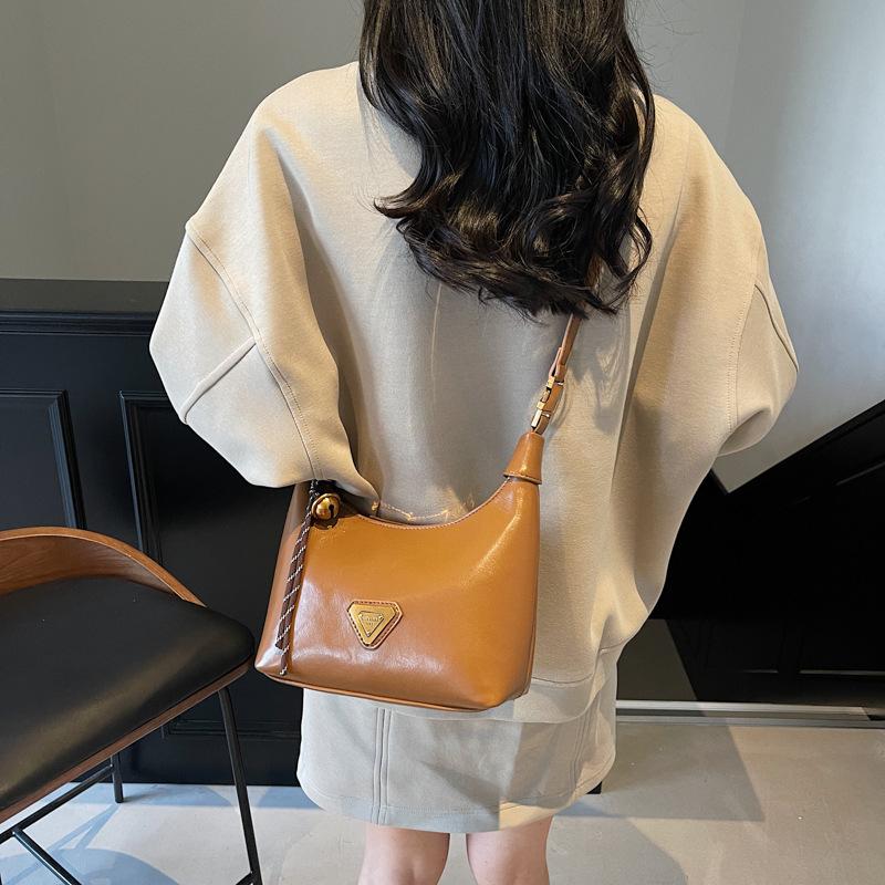 This Year, the Popular Small Bag Women's 2025 Autumn and Winter New Portable Pillow Bag Retro Glossy High-end Textured Messenger Bag