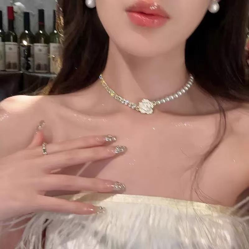 Light luxury style high-end sense super flash zircon water drop necklace niche design gentle wind personality versatile female collarbone chain