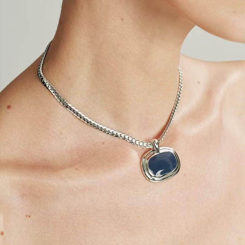 New Liquid Enamel Pendant Necklace - Women's Original Design, Exquisite Luxury Clavicle Chain for Autumn/Winter.
