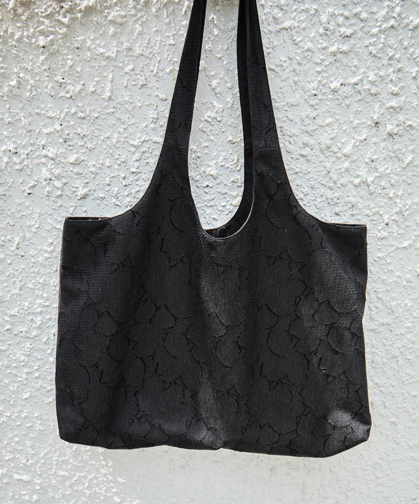 Yusoodosi Flower Jacquard Reversible Shoulder Bag (Black)