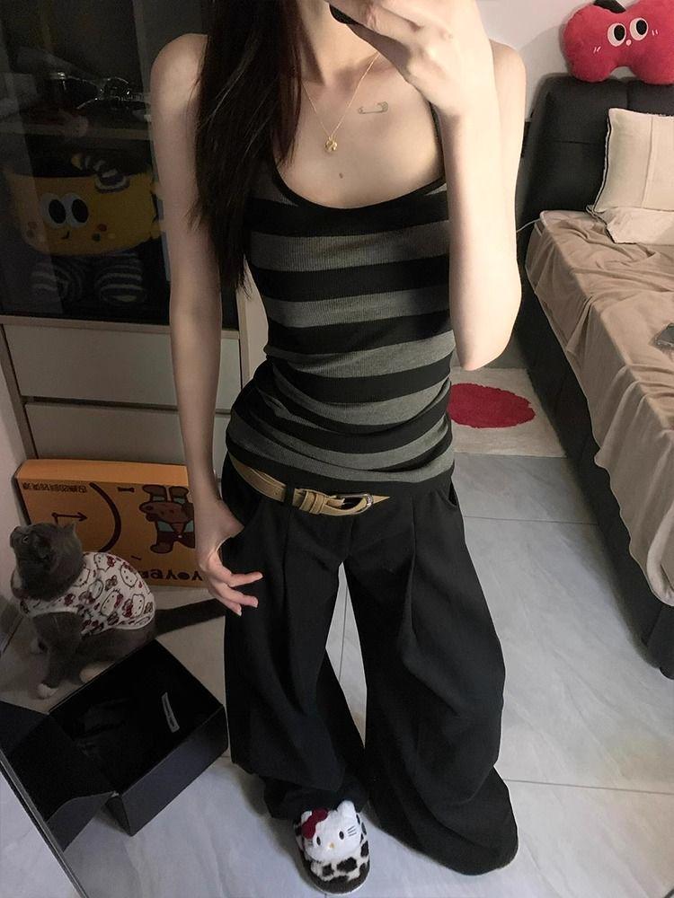 Damski letni T-shirt z dekoltem w serek, koronkowym wykończeniem, dopasowany, z falbaną na dole