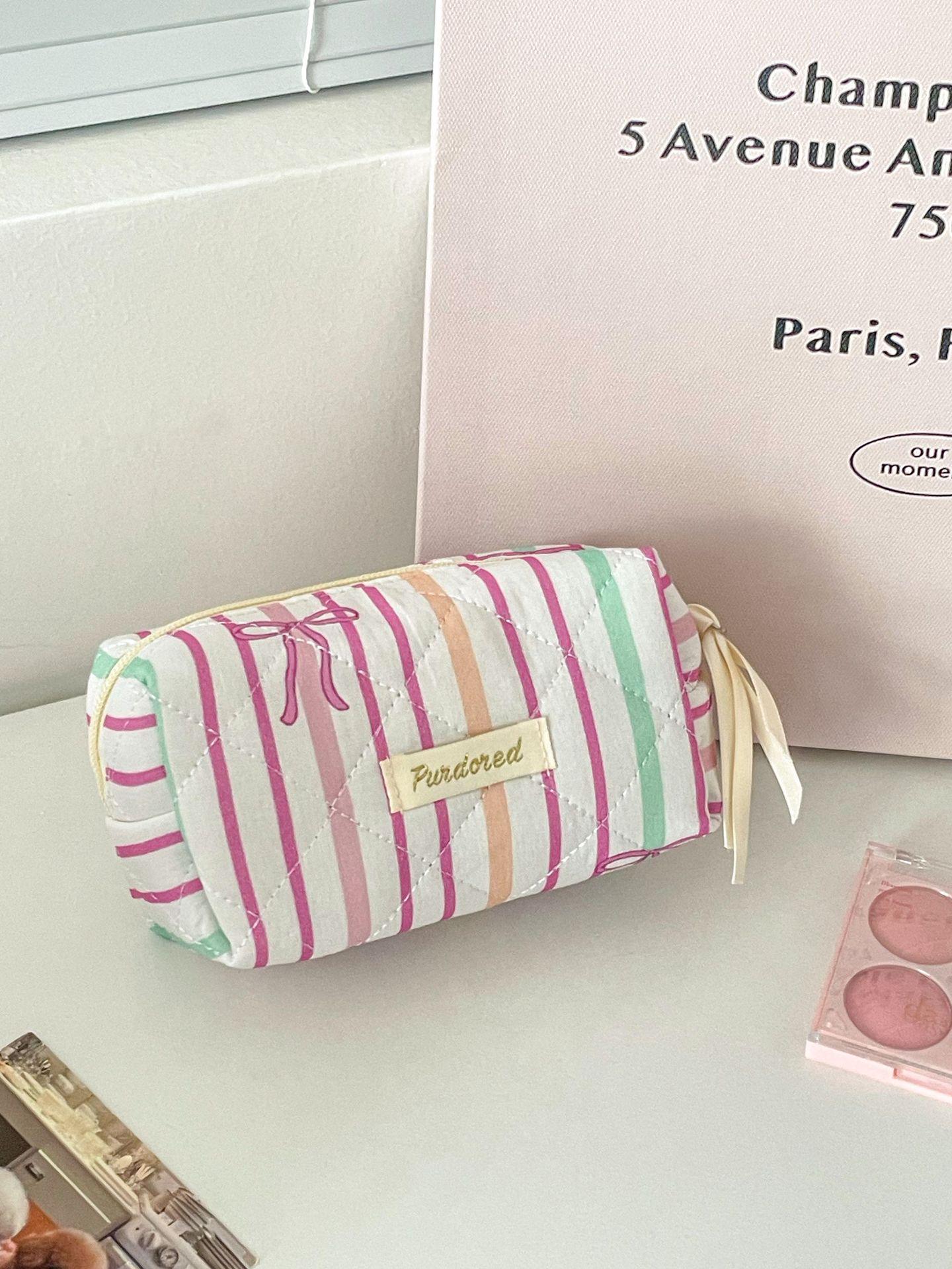 

Косметичка большой вместимости, лоскутная, полосатая, розово-красная, с бантом – простая, милая и портативная для путешествий