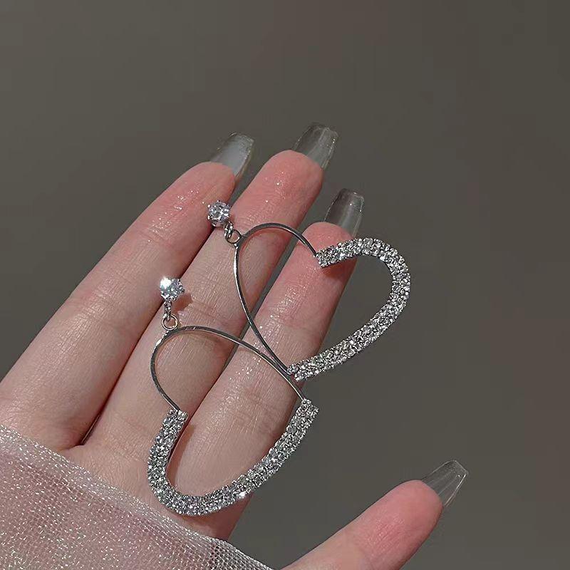 Banging Heart Flash Diamond Hollow Love Earrings Fashion Sweet Temperament High Sense Niche Stud Earrings