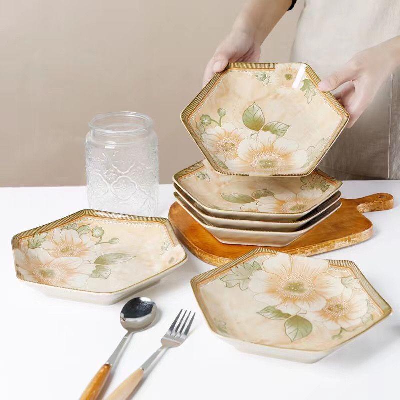 Kamelie Sechseckiges Teller- und Schüsselset: Elegantes rautenförmiges Design