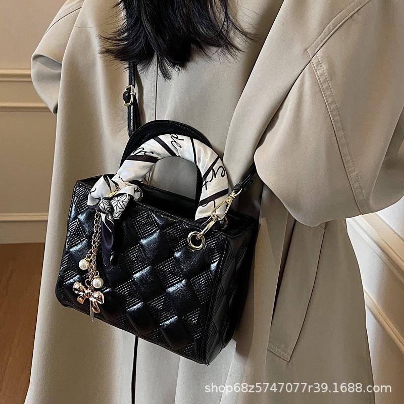 Red Hand-held Wedding Bag Princess Diana Bag Women's 2025 New Light Luxury Niche High-end Bridal Messenger Bag Shoulder Bag