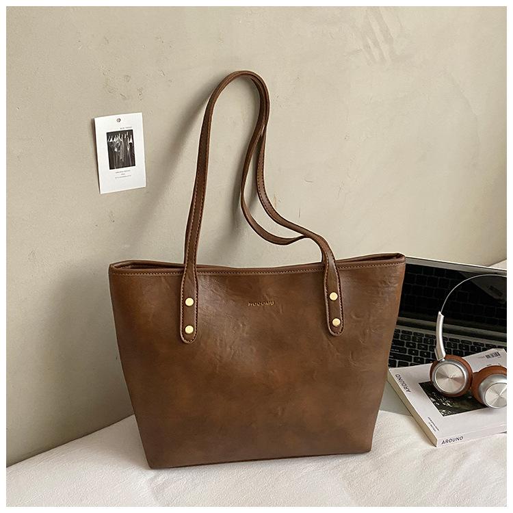 

Новая повседневная простая сумка-тоут большой вместимости 2025, универсальная для ежедневных поездок, с изысканным чувством, женская сумка через плечо в корейском стиле коричневый