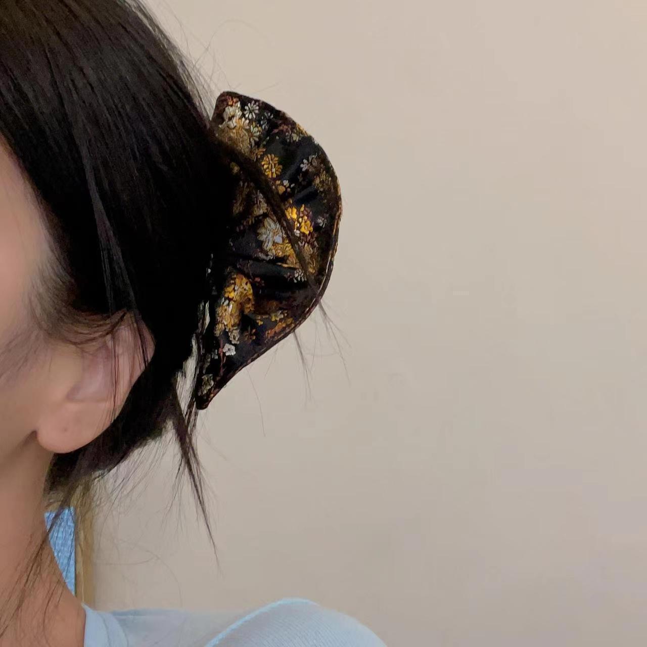 

Elegant Red Embroidered Brocade Hairpin - Traditional Hanfu Headwear