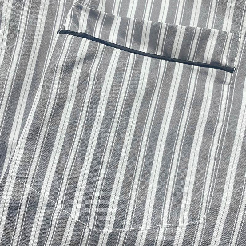 Pruhovaná noční košile s výstřihem do V a krátkým rukávem - Ležérní volný střih