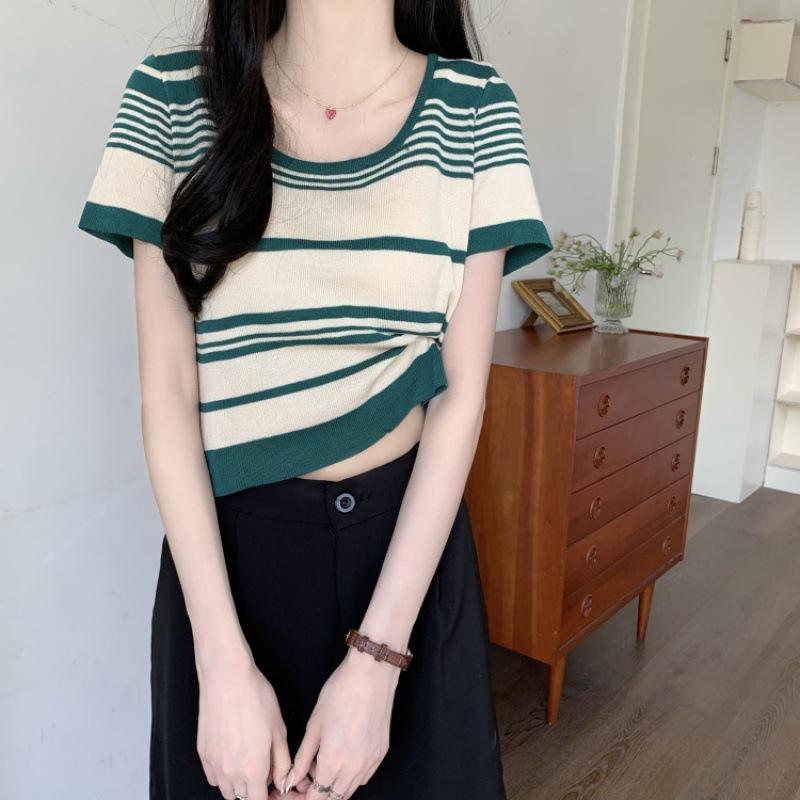 

Модний трикотажний топ з великим круглим вирізом, в смужку, літній, з відчуттям дизайну, з короткими рукавами. Повсякденний літній базовий комфорт та стиль. Приталені пуловери, футболки. One size зелений