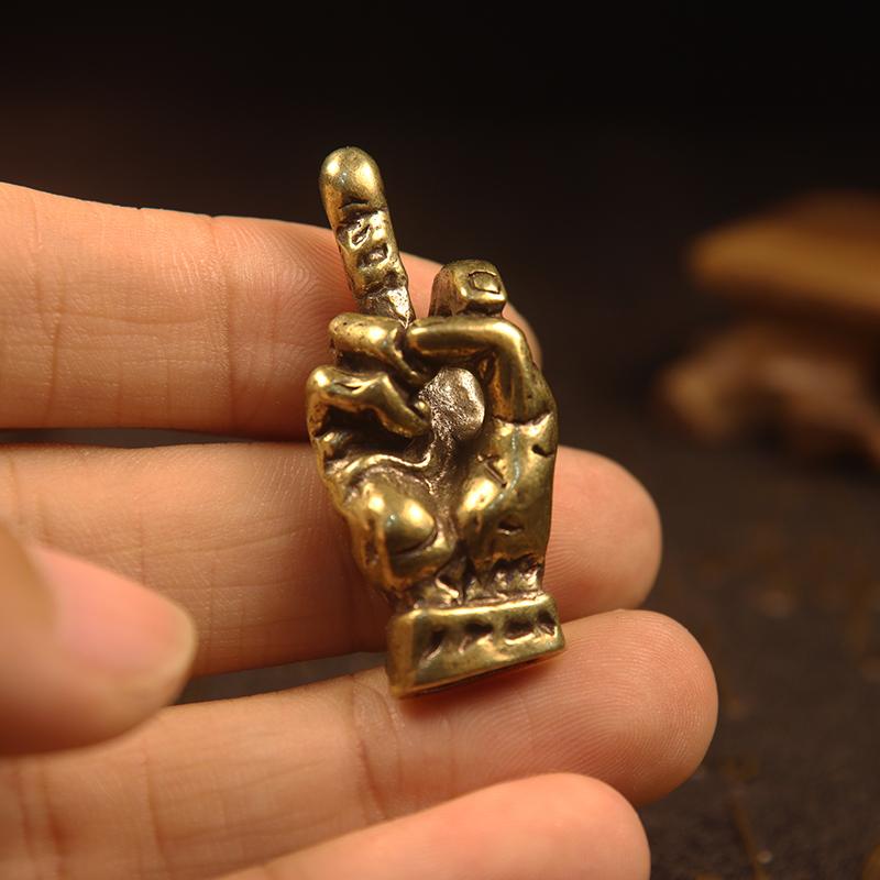 Vintage Handmade Copper Vertical Middle Finger Hand Gesture Creative Brass Office Decoration Tea Pet Ornaments Car Decor Gifts