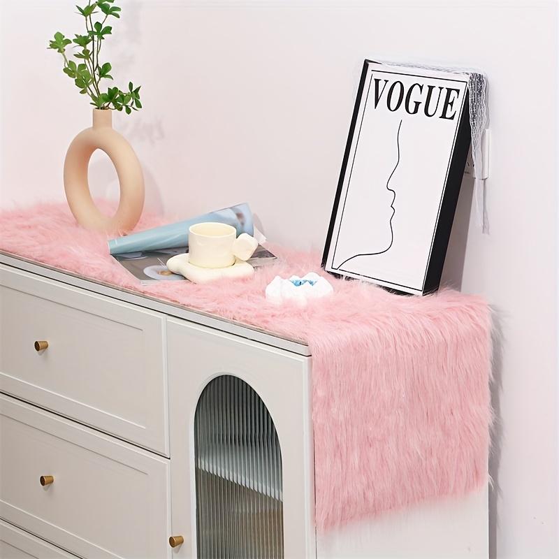 

Luxury White Faux Fur Table Runner - Elegant & Soft for Holiday Dining & Special Occasions. 183 x 37cm рожевий