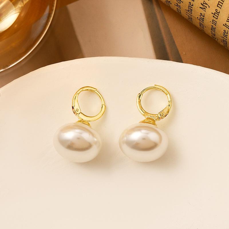 Heiß verkaufendes Set mit neun Teilen in leichter Luxusausführung mit perlenbesetzten Ohrringen mit Diamanten Vielseitige Ohrringe mit High-End-Gefühl S925 Silbernadel Schmuck