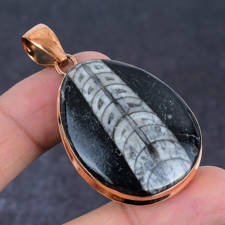 Pendentif en cuivre de style ethnique, fossile d'Orthoceras, 5,7 cm, r2y85
