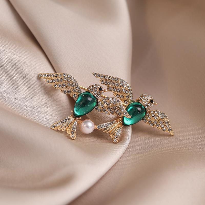 Exquisite High-End Schmetterlingsbrosche für Damenmode - Elegante Corsagen-Nadel & Kleidungsaccessoire