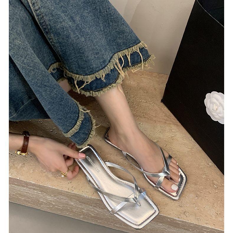 Zehentrenner mit flachem Boden Damen Oberbekleidung 2025 Sommer neu schlichtes Temperament koreanische Version quadratischer Kopf Strand coole Hausschuhe