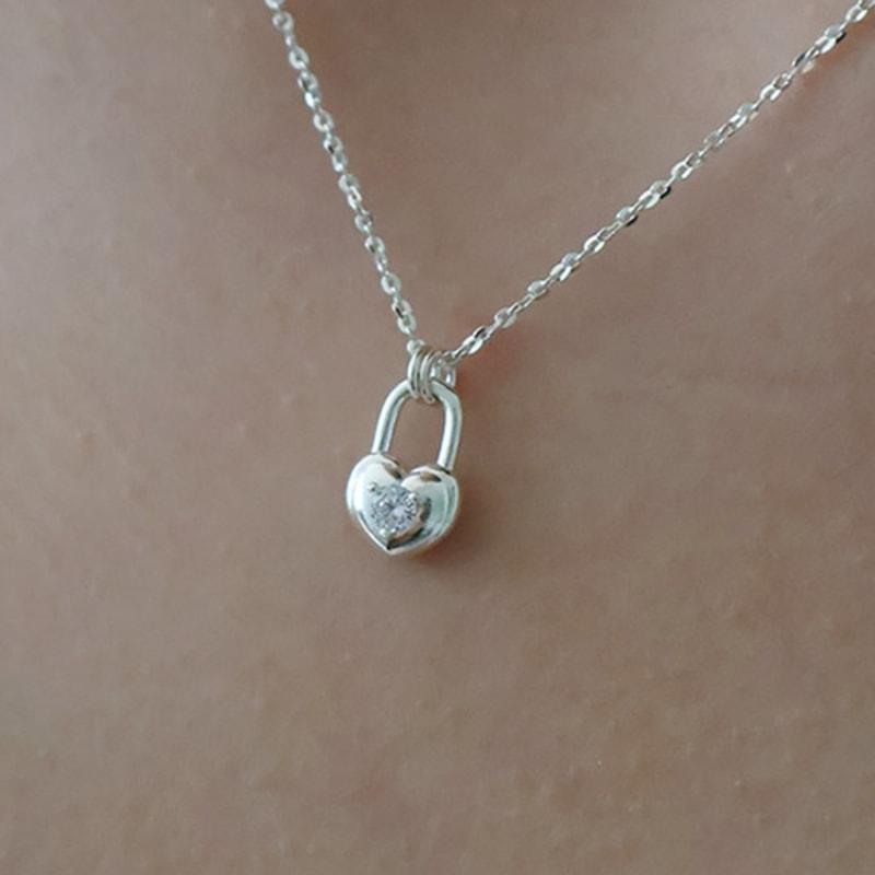 Monde Ligne Lock In Heart Necklace