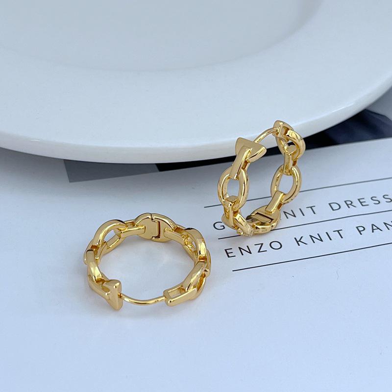 Elegant Minimalist Metal Ear Cuff Earrings with Openwork Design