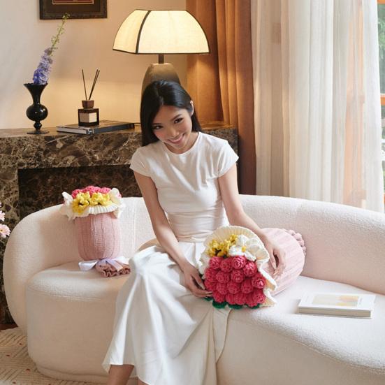 Rose Bouquet Throw Pillow Decorative Knitted Flower Pillow Couch Bed Throw Cushion Gift for Valentine's Day Mother's Day Christmas