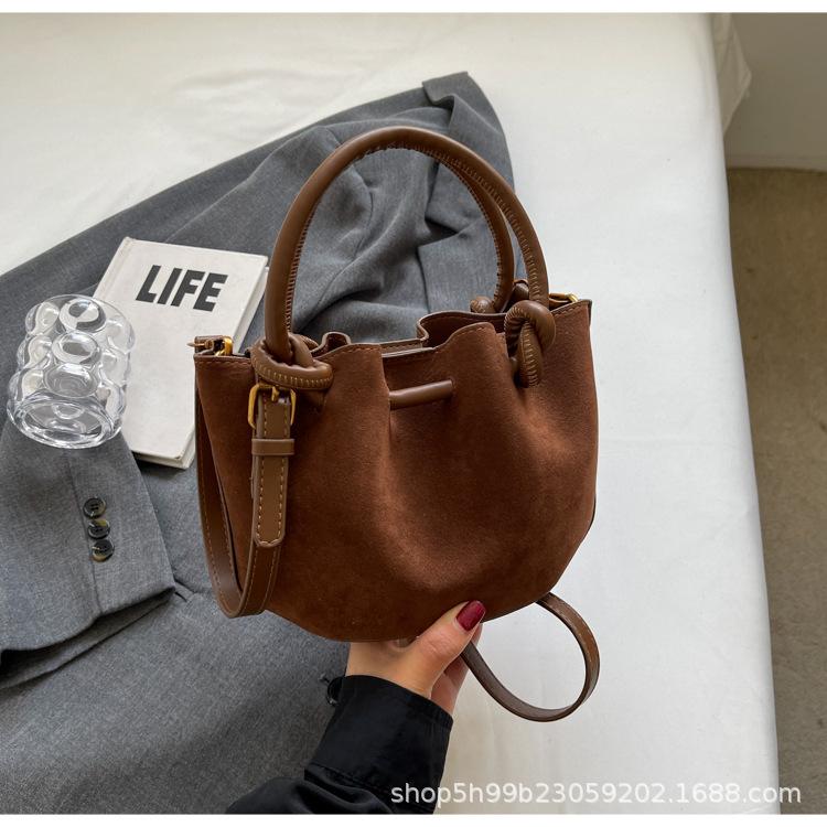 Autumn and Winter Retro Matte Small Bag Women's New Versatile Messenger Bag Fashionable Suede Portable Bucket Bag
