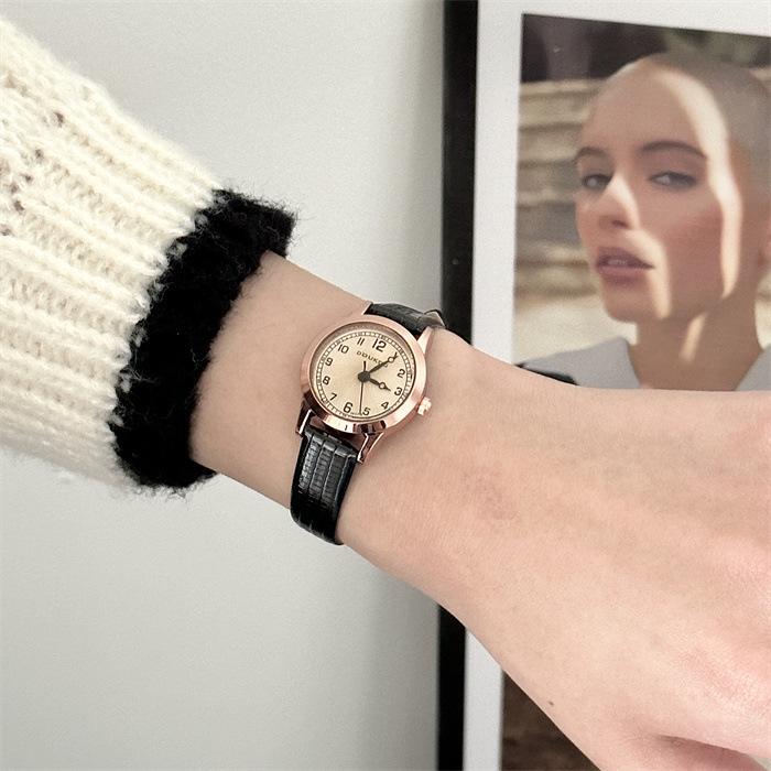 Women's Retro Leather Strap Quartz Watch: Simple, Stylish & Trendy
