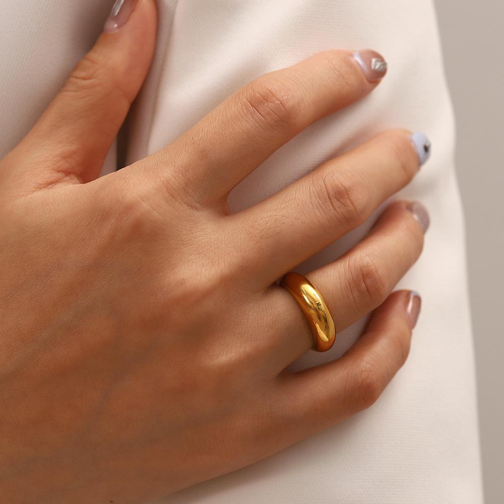 European & American Minimalist 18K Gold-Plated Titanium Steel Curved Band Ring for Women - Trendy Pinky Ring Design