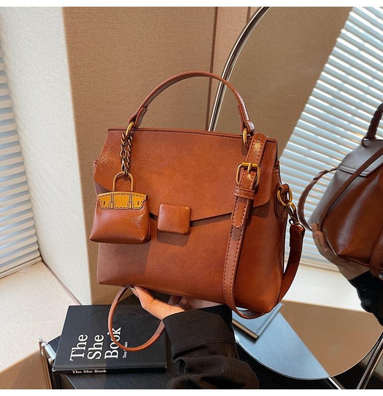 

Премиальная нишевая сумка с чувством, женская 2025 новая осенне-зимняя ретро повседневная взрывная большая вместимость на плечо сумка-мессенджер светло-коричневого