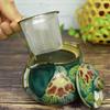 Waza no Kura Stilvolle Teekanne aus Kutani-Ware mit grünem Kamelien-Design und Teesieb. Hergestellt in Japan. Ein hochwertiges Keramikgeschirr und perfekt als ein