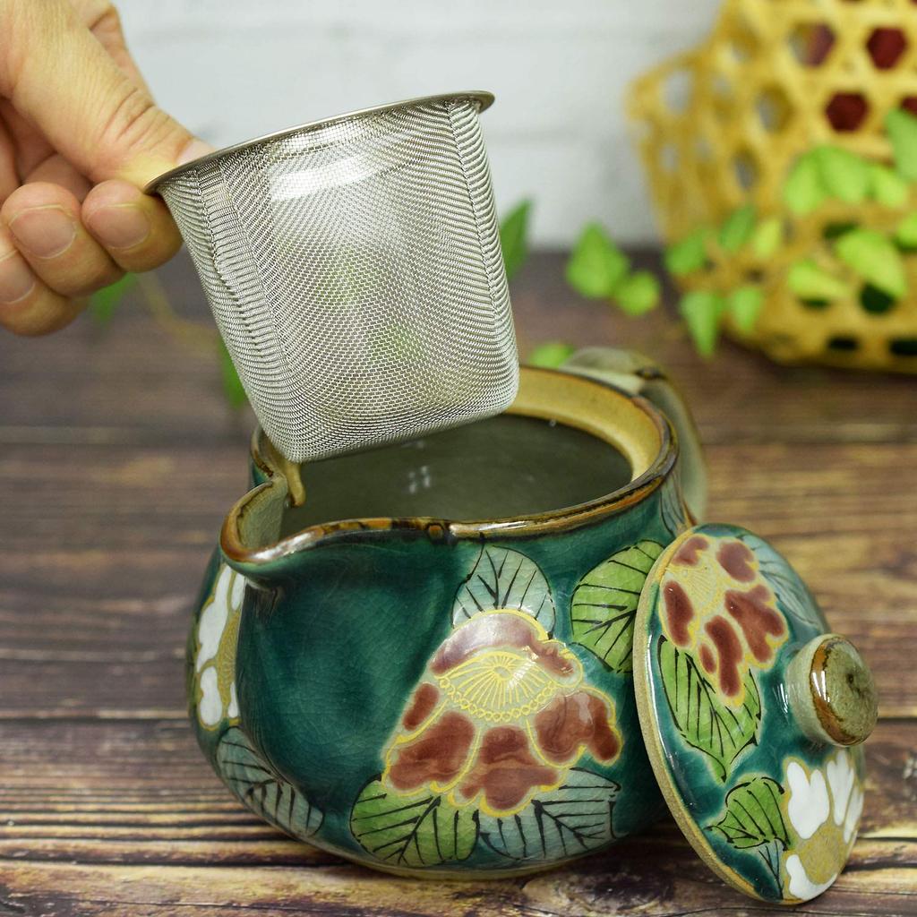Waza no Kura Stilvolle Teekanne aus Kutani-Ware mit grünem Kamelien-Design und Teesieb. Hergestellt in Japan. Ein hochwertiges Keramikgeschirr und perfekt als ein