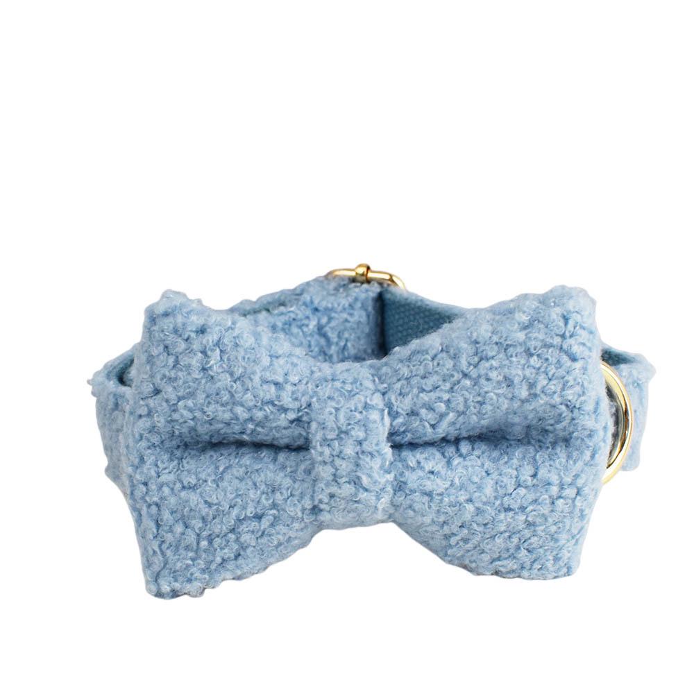 Blaues Teddybär Hundegeschirr Set: Enthält Brustgeschirr, Fliege am Halsband, Leine und Kette für den Außenbereich.