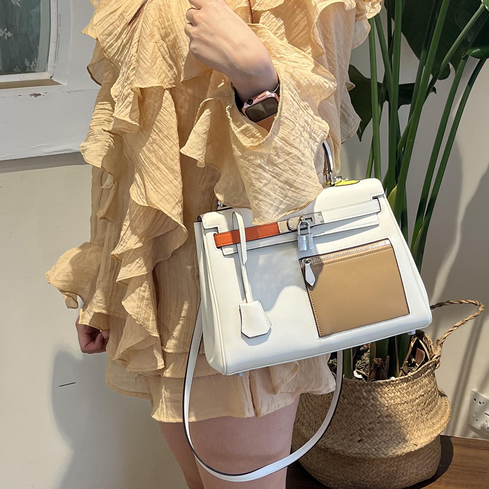 

Нишевый дизайн / Сумка кремово-белого цвета с внутренней крышкой контрастного цвета Сумка через плечо на одно плечо