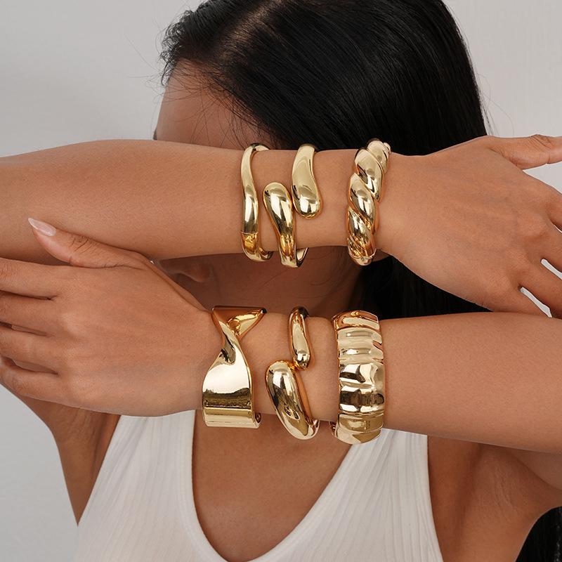 Interlocking Ring Open Bangle - European & American Light Luxury Design for Women